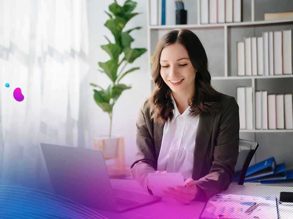 Woman who works in finance using customer experience solutions on her computer. 